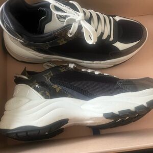 LV authentic sneakers
Size 38